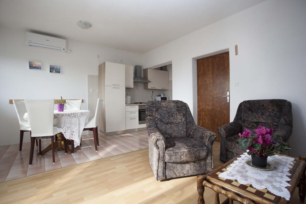 Apartments Dino Макарска Екстериор снимка