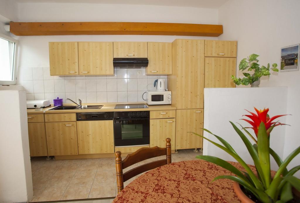 Apartments Dino Макарска Екстериор снимка